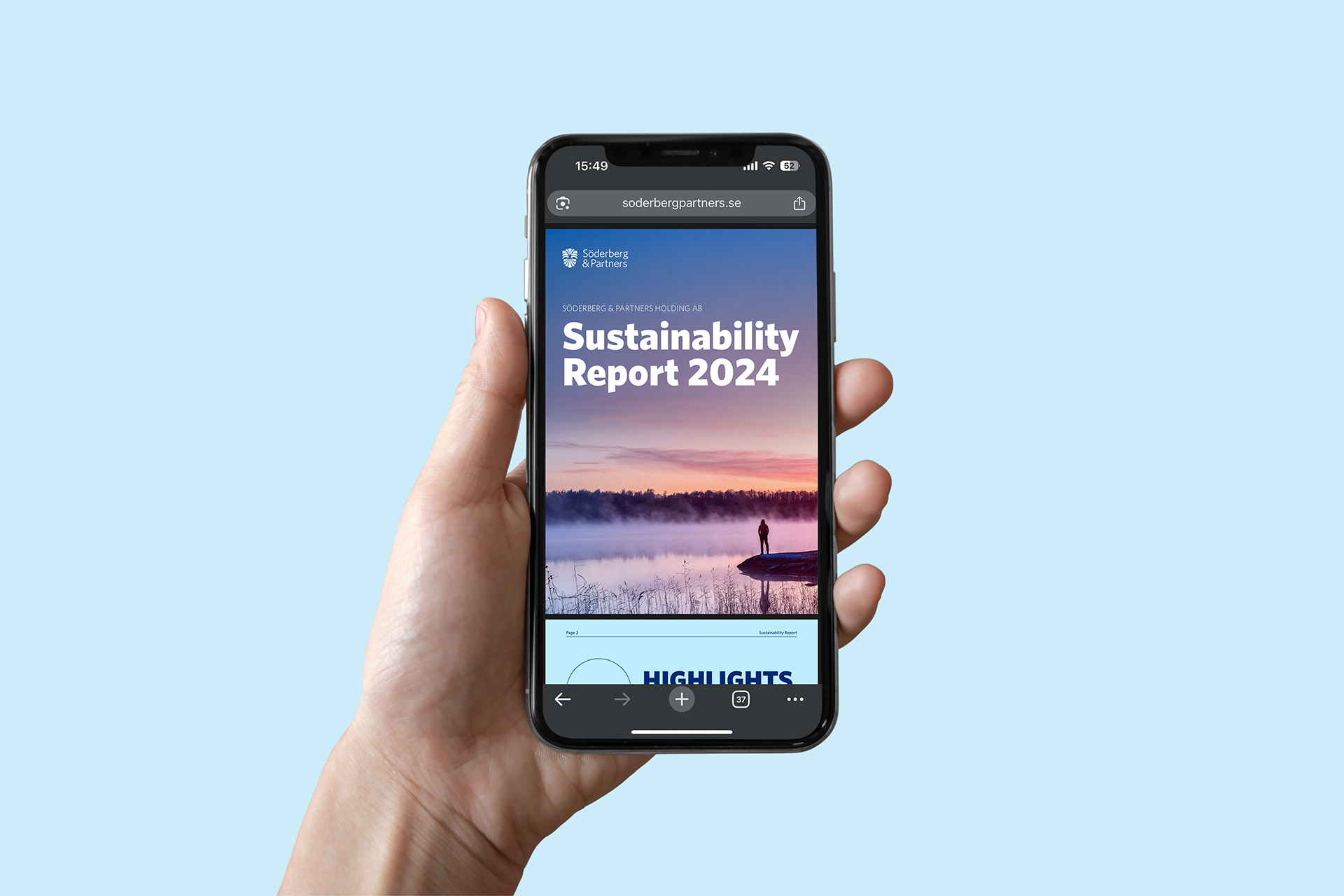 En hand håller i en smartphone som visar omslaget till Söderberg & Partners Sustainability Report 2024.